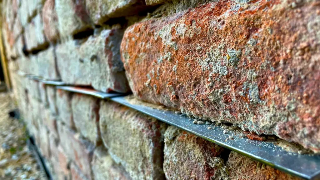 Vizes falak utólagos vízszigetelése lemezbesajtolással