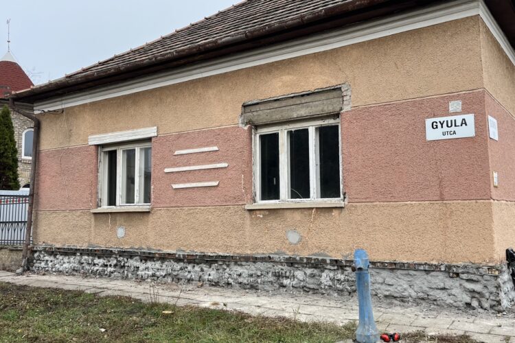 Szegedi Kádár-kocka lemezes szigetelése – referencia