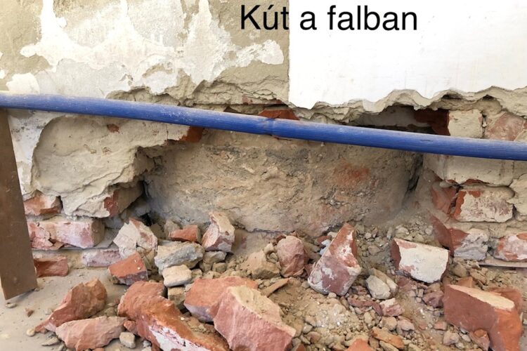 Lemezbesajtolás Nagykanizsán – kútgyűrű a ház falában