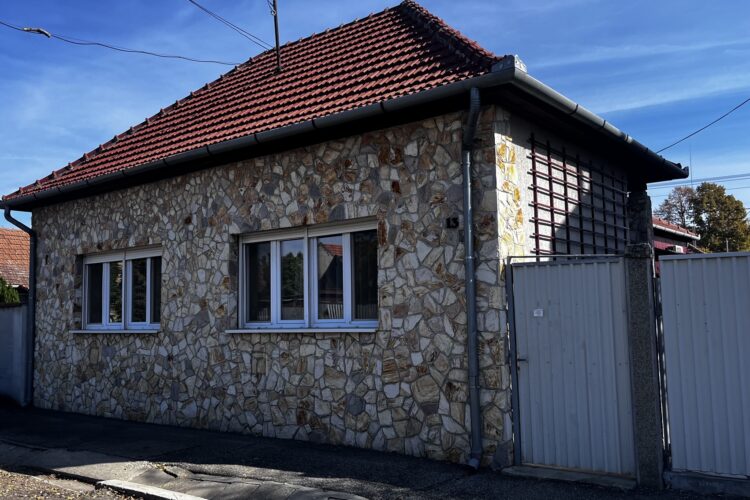 Jászberényi családi ház injektálása – a kőburkolat megbontása nélkül
